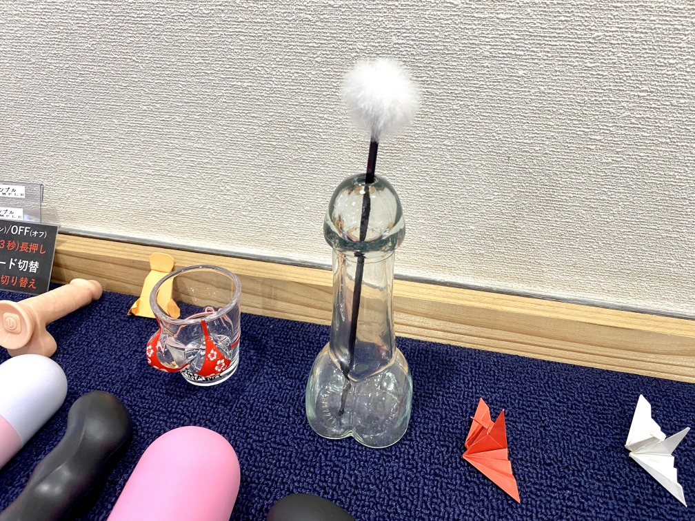 ディルド型一輪挿しとOKINAWAビキニショットグラス